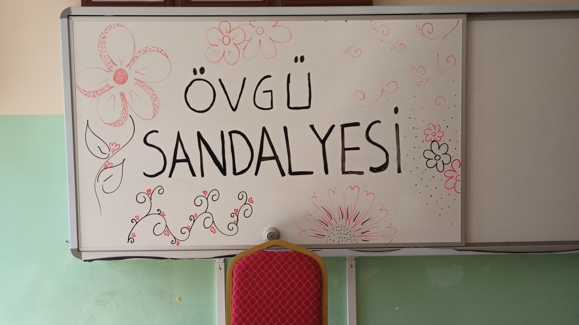 Övgü Sandalyesi